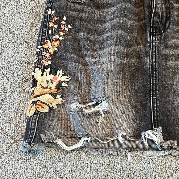 Abercrombie & Fitch Skirt Womens Size 26 Black Embroidered Floral Denim Jean - Picture 9 of 9